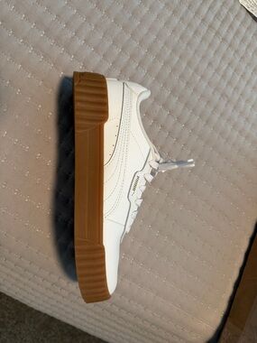 NWOT Puma Women’s White Sneakers with Gum Brown Platform Sole, 7